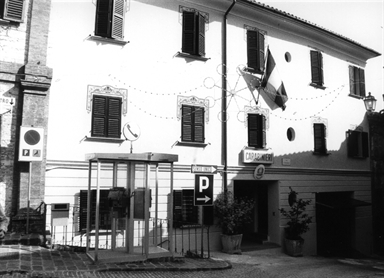 Casa con portale bugnato sec.XVII